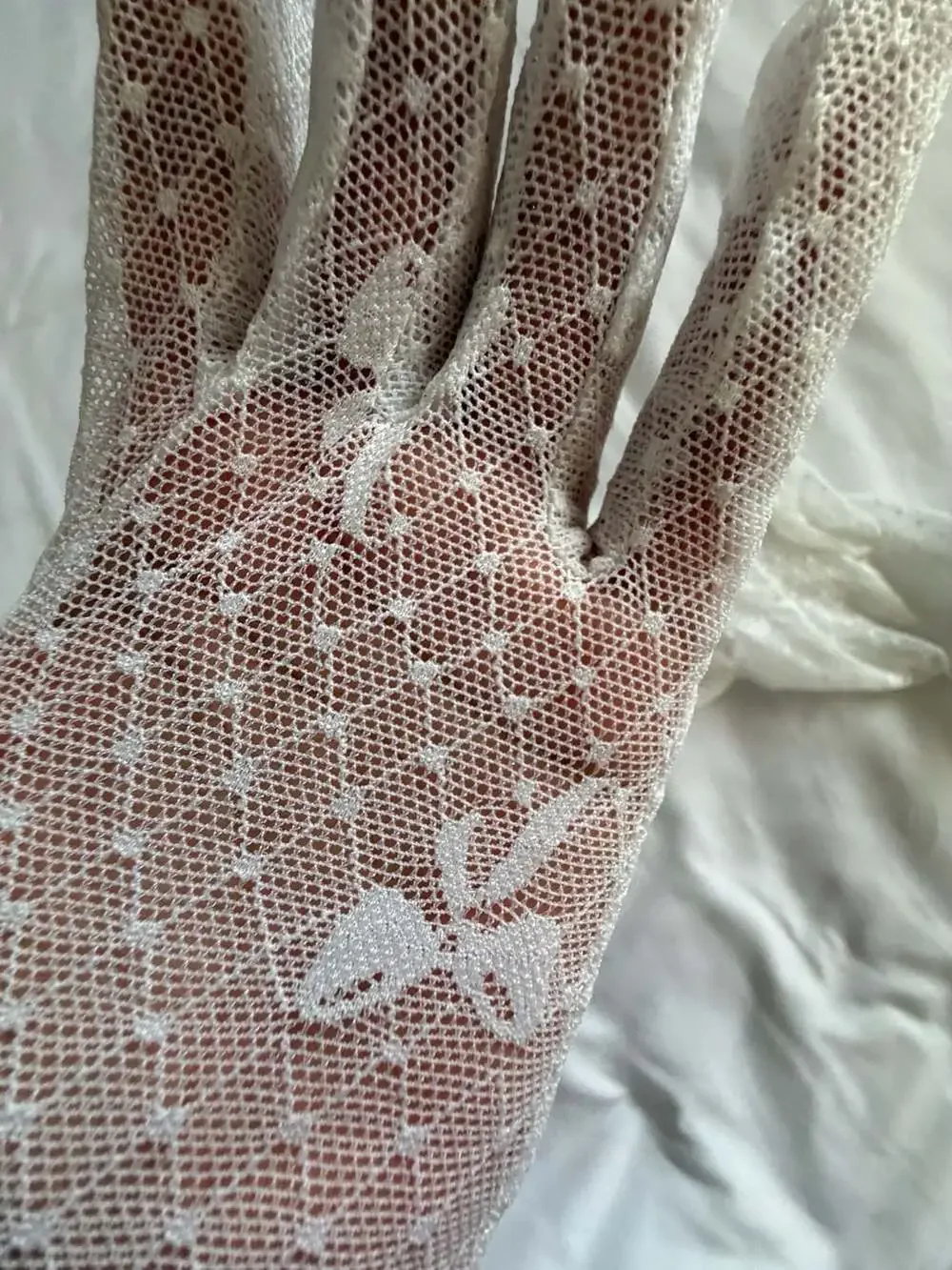 Vintage Style White Lace Wrist-Length Formal Gloves with Ruffle Trim